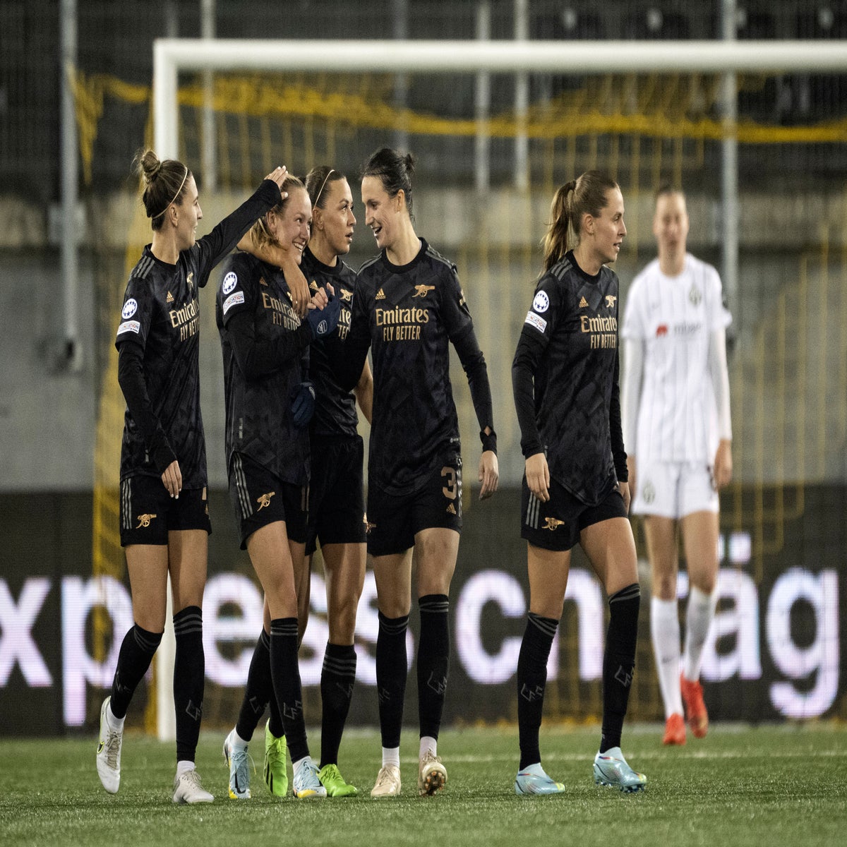 Miedema, imparável, faz hat-trick e classifica o Arsenal para a fase de  grupos da Champions Feminina