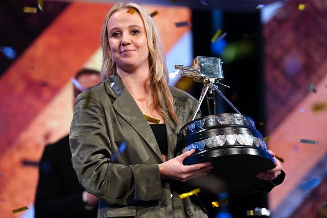 <p>England football star Beth Mead with her award at Wednesday’s ceremony </p>