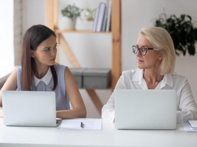 <p>Una encuesta revela que el 38 % de las mujeres trabajadoras temen que la edad afecte su carrera, especialmente en relación con su salud y la menopausia</p>