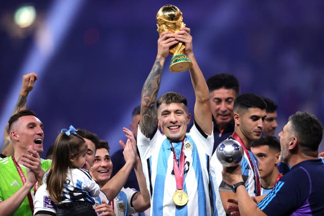 <p>Lisandro Martinez of Argentina lifts the World Cup</p>