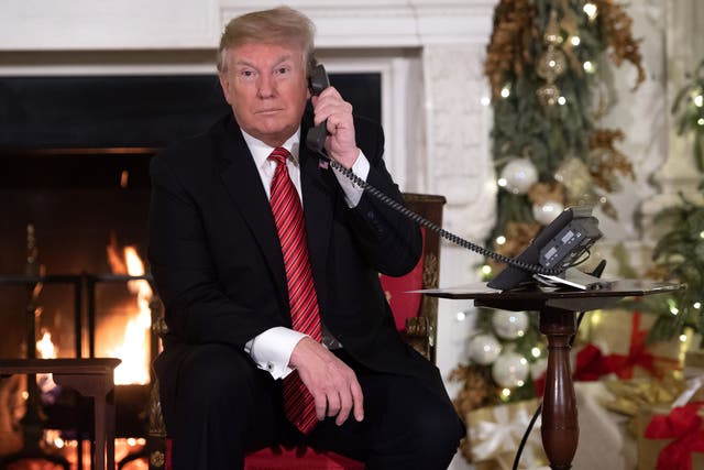 El expresidente de los Estados Unidos, Donald Trump, participando en la tradición de Norad Santa-tracking en 2018