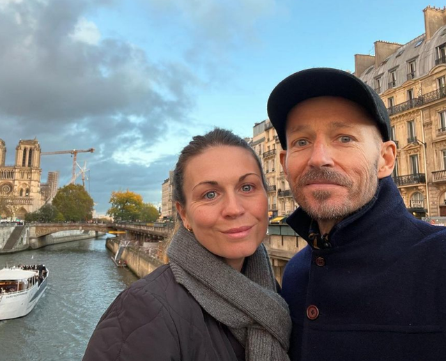 Jonnie Irwin con su pareja Jess en París, noviembre de 2022