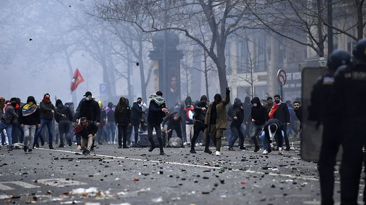 Paris shooting: Clashes between protesters and police continue after deadly attack on Kurds