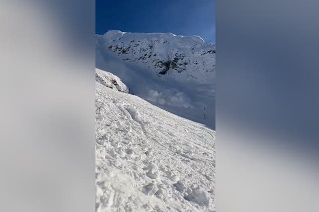 <p>Moment skiers are engulfed by massive avalanche in Austrian mountains</p>