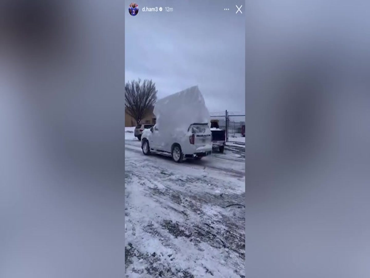 Buffalo Bills players dig out cars buried in snow 