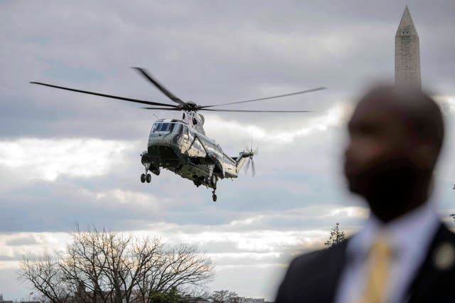 Un miembro del Servicio Secreto observa cómo Marine One aterriza en el jardín sur de la Casa Blanca en Washington, DC, EE. UU., 16 de diciembre de 2022