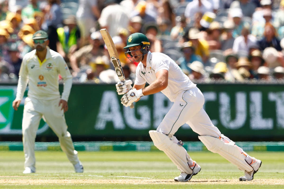 Mitchell Starc threatens Theunis De Bruyn with Mankad after batsman crosses the line
