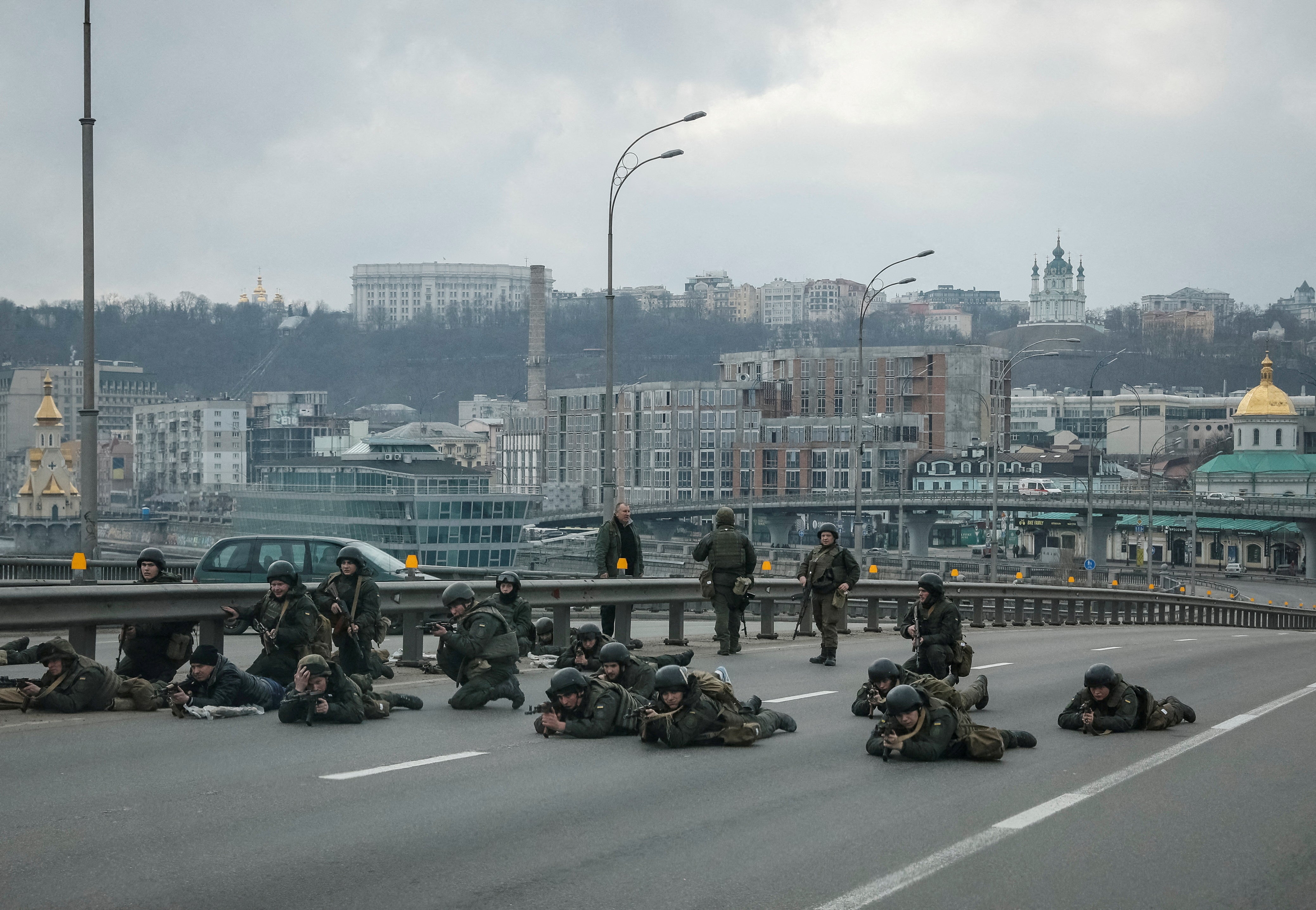 Servicemen of the Ukrainian National Guard take positions in central Kyiv, the day after Russia invaded Ukraine