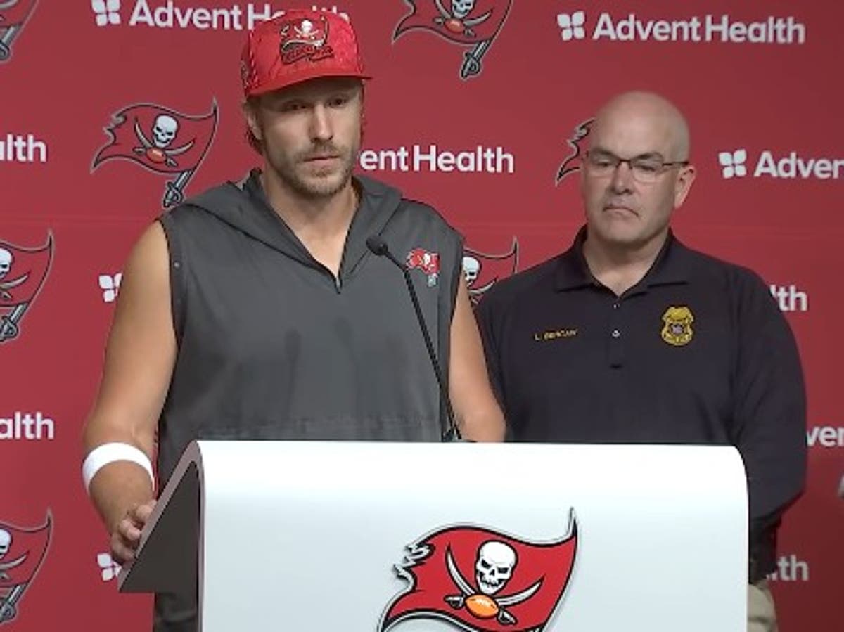 Blaine Gabbert, Bucs backup QB, helps save four people after helicopter  crashes into water 