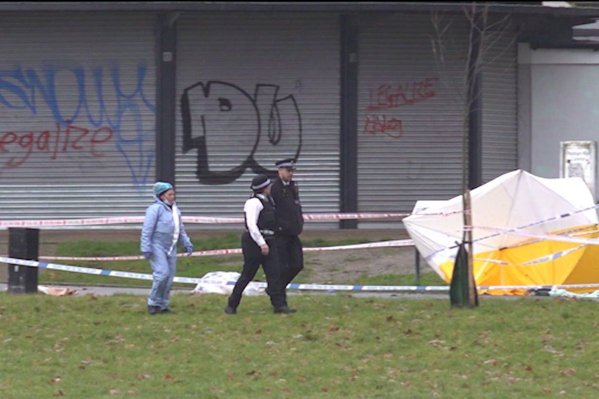 Police launch hunt after man stabbed to death in park | The Independent