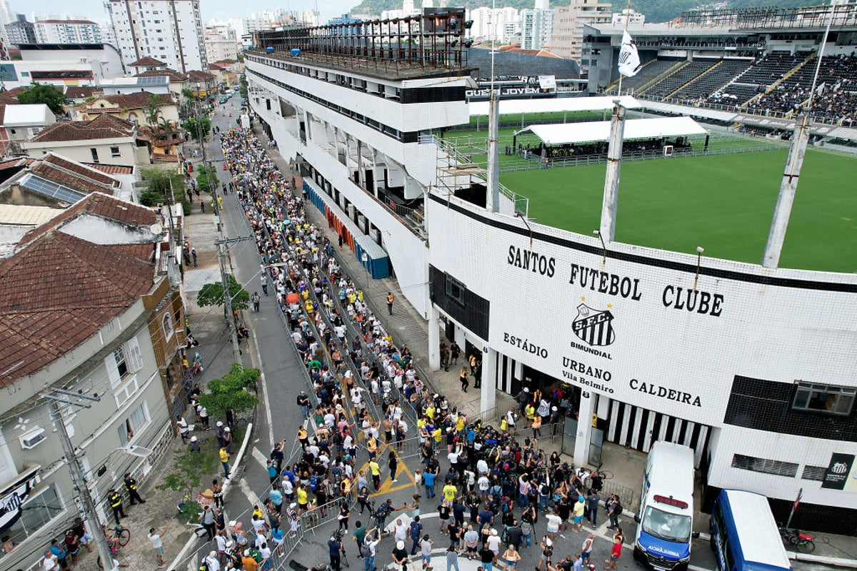 24 saat sonra binlerce kişi Pele'ye veda etmek için toplandı