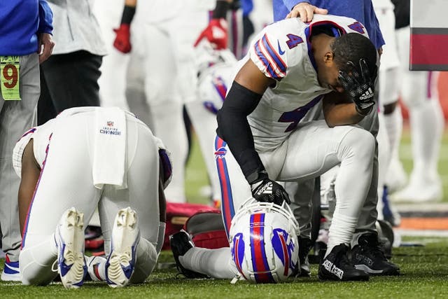 <p>Players pray on the field after the injury to Damar Hamlin </p>