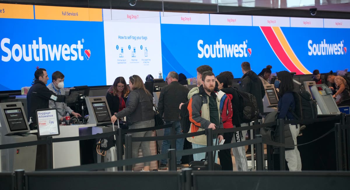 Southwest apologizes, gives customers frequent-flyer points