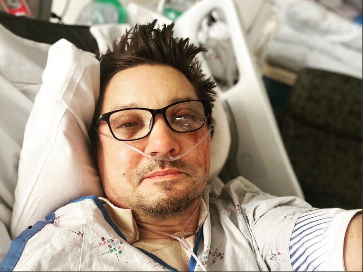 Jeremy Renner hastane yatağından ilk fotoğrafını paylaştı: 'Hepinize sevgilerimi gönderiyorum'
