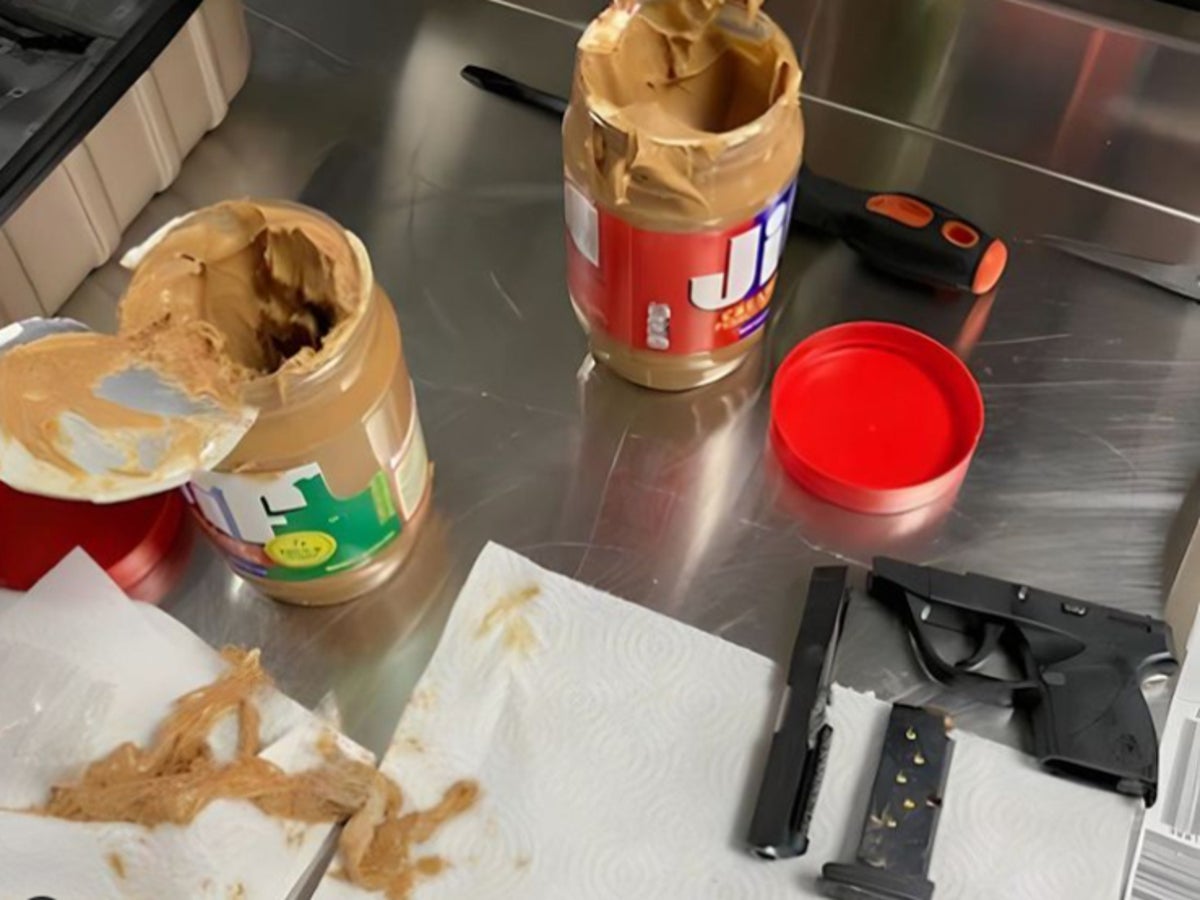 JFK havaalanındaki TSA ajanları, fıstık ezmesi kavanozlarının içine gizlenmiş tabanca parçaları buldu