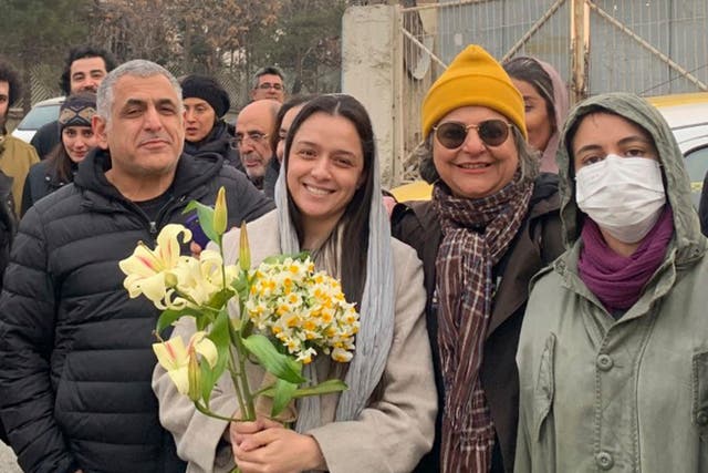 <p>Taraneh Alidoosti, centre, after being released from Evin prison in Tehran on Wednesday </p>
