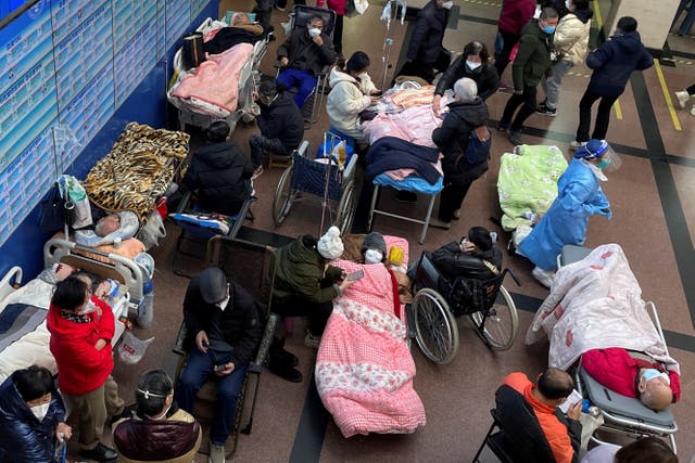 Pacientes en camas y camillas en un pasillo de un hospital de Shanghái en medio de un brote de covid en China