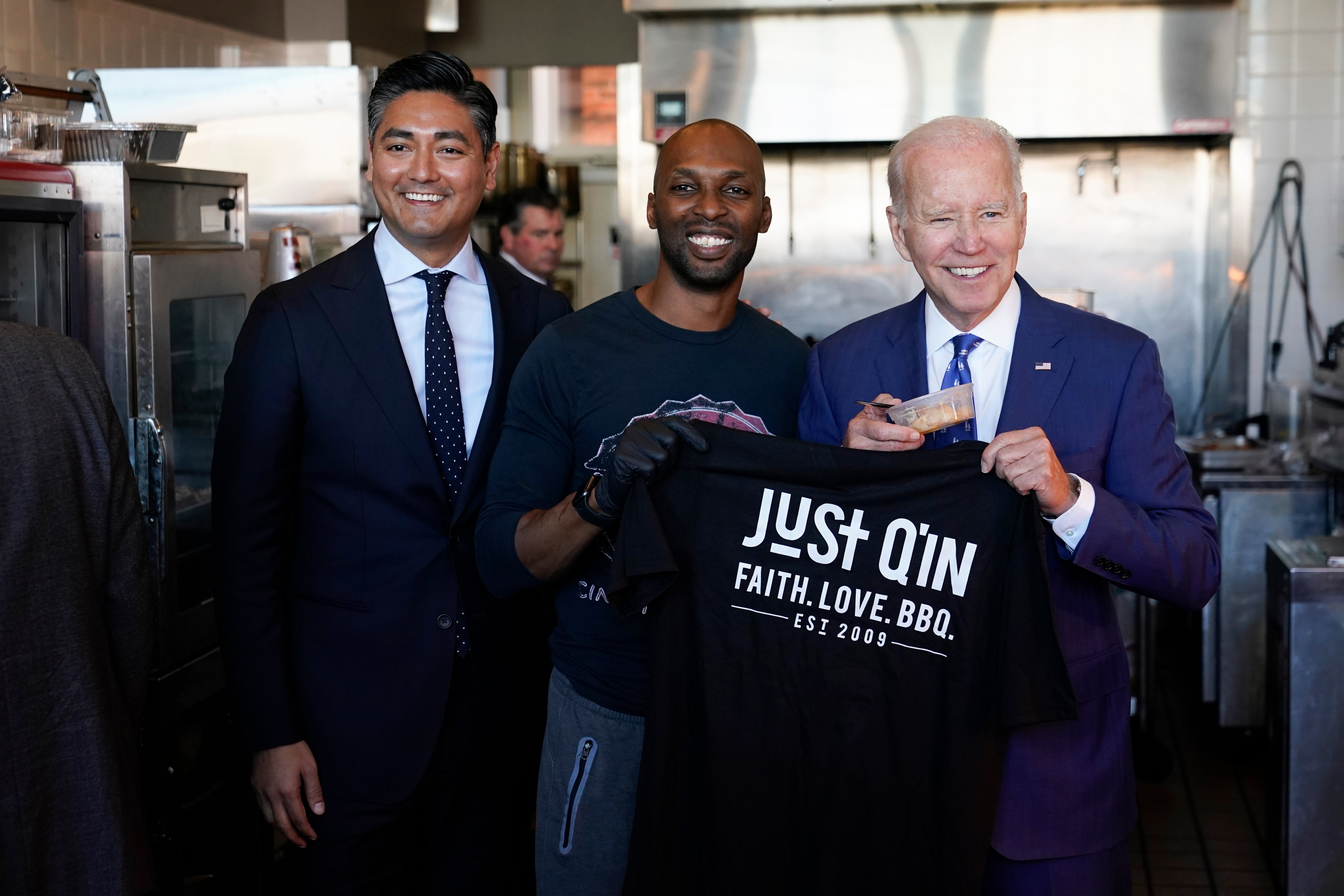 El presidente Joe Biden posa para una foto con el alcalde de Cincinnati, Aftab Puerval, a la izquierda, y el propietario de Just Q'in BBQ, Matthew Cuff, mientras visita el restaurante en Cincinnati, el miércoles 4 de enero de 2023. (Foto AP/Patrick Semansky)