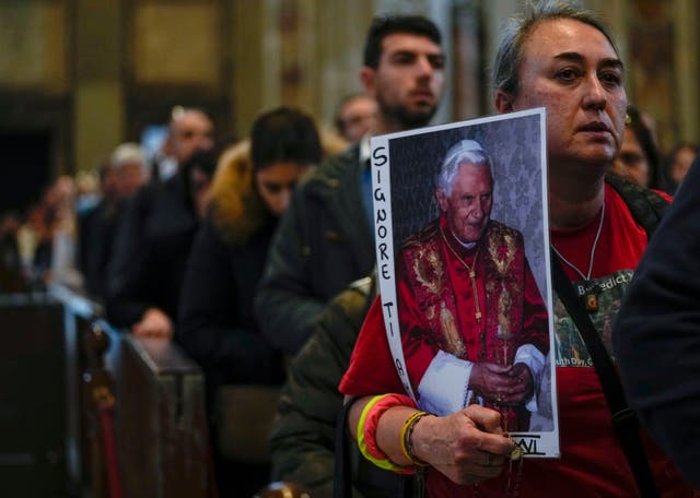 AP EXPLICA-BENEDICTO XVI-FUNERAL