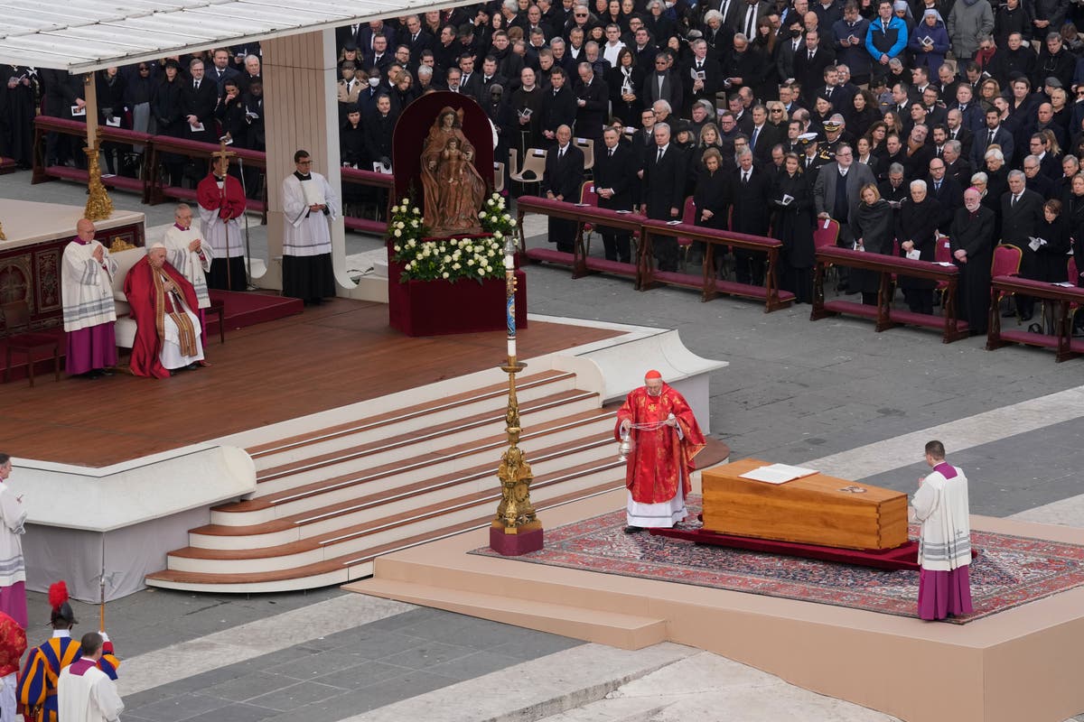 Папа похоронит