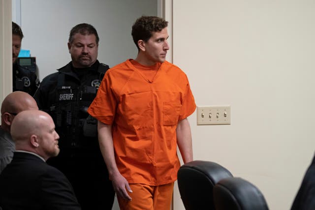 Bryan Kohberger, a la derecha, acusado de matar a cuatro estudiantes de la Universidad de Idaho en noviembre de 2022, es escoltado a una sala del tribunal para una audiencia en el Tribunal de Distrito del Condado de Latah, el jueves 5 de enero de 2023, en Moscú, Idaho.