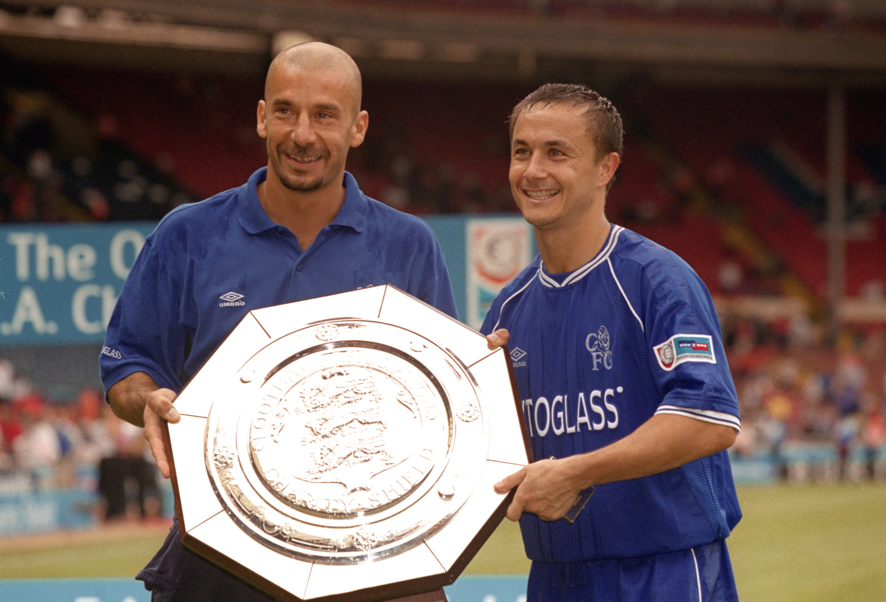 Chelsea manager Vialli and captain Wise with the 2000 Community Shield