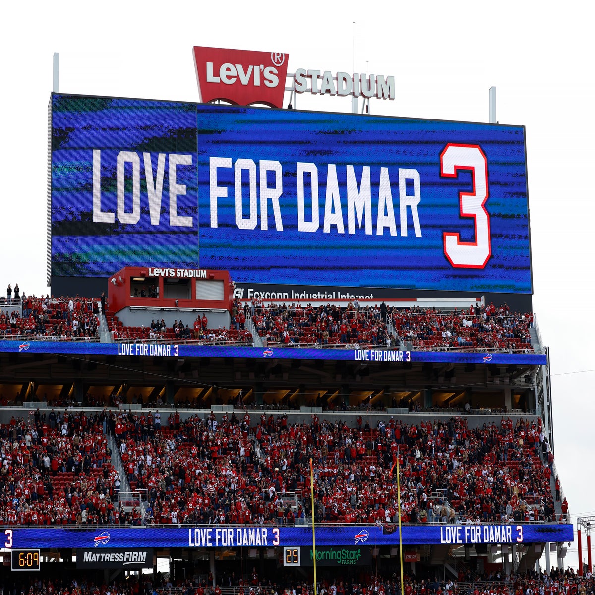 Pats pay tribute to Hamlin on field at Gillette Stadium