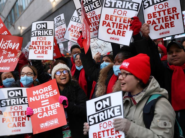 <p>NYSNA nurses protest as they walk off the job, to go on strike at Mount Sinai Hospital in New York City, U.S. January 9, 2023</p>