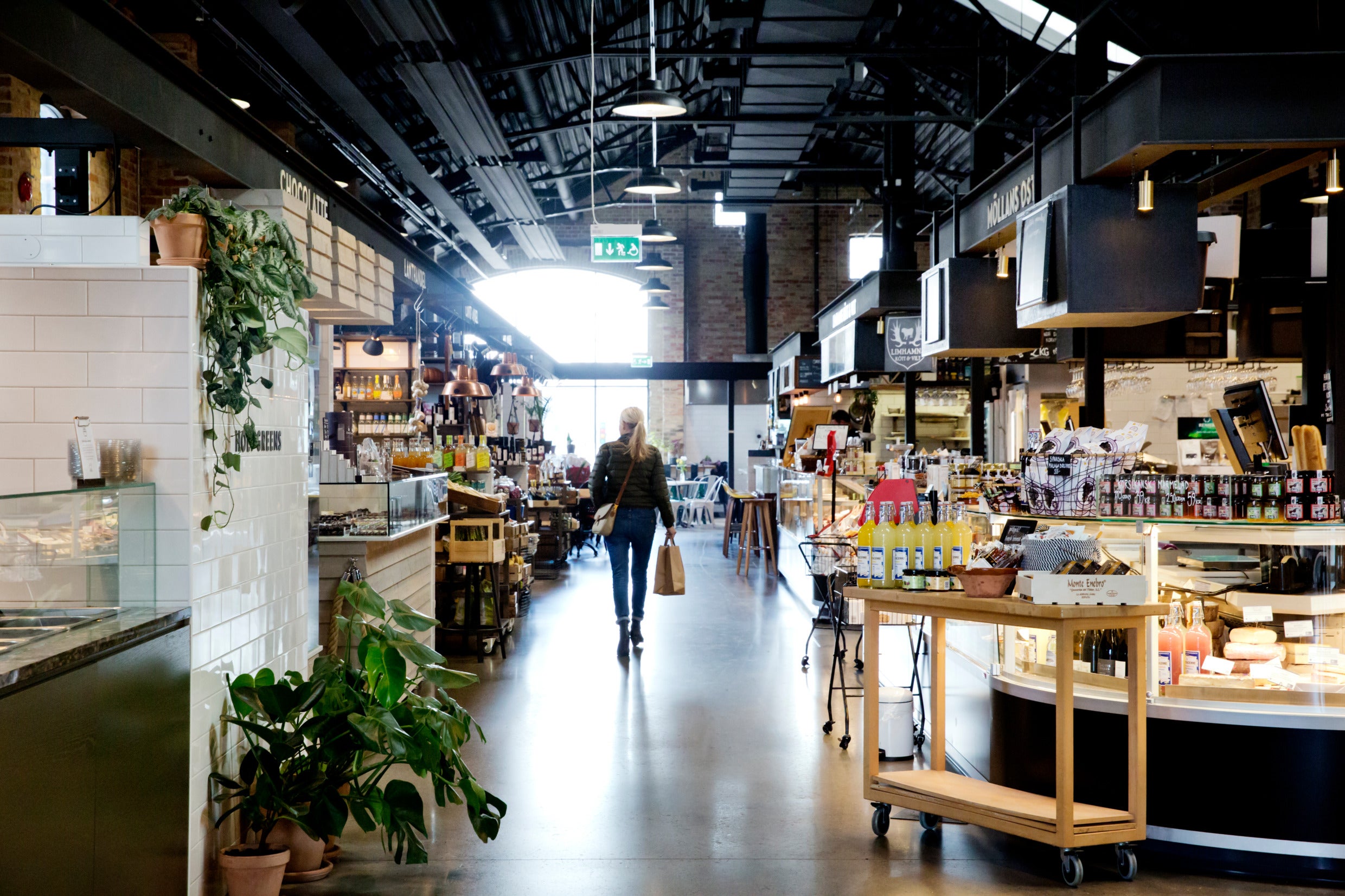 <p>Der Saluhall-Lebensmittelmarkt ist ein stilvoller Ort zum Einkaufen und Knabbern</p>