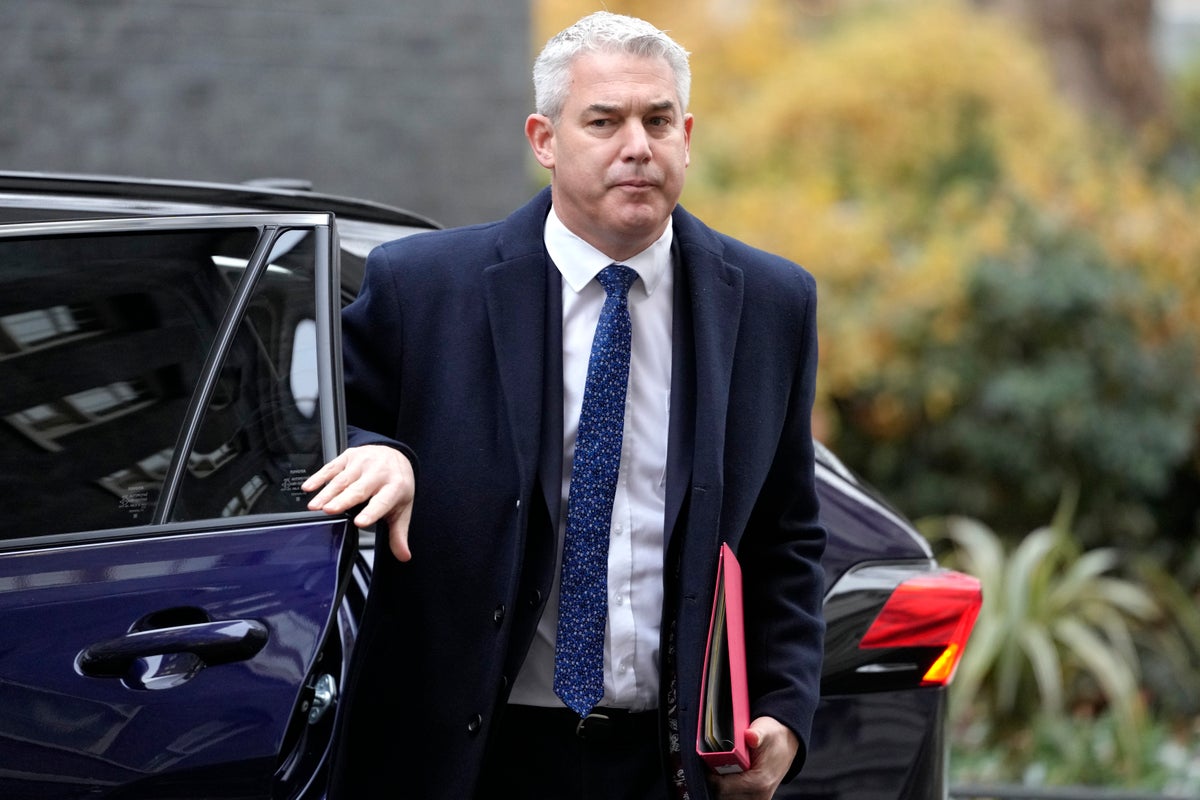 Steve Barclay considers plan to backdate next year’s NHS pay deal