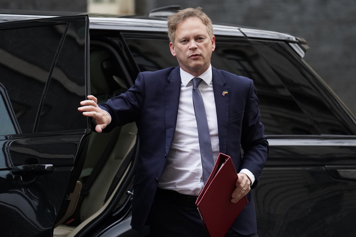 Grant Shapps says Labour ‘putting lives at risk’ by opposing anti-strike law