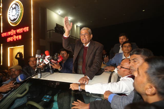 <p>Secretary general of Bangladesh Nationalist Party Mirza Fakhrul Islam Alamgir (centre) waves after he was released from prison on the outskirts of Dhaka </p>