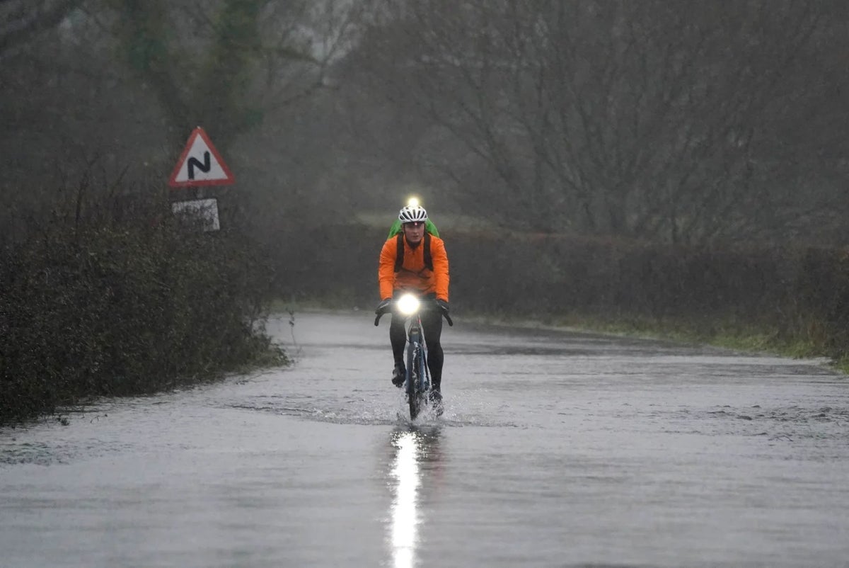 UK weather: Heavy rain and flood warnings as downpours to lash England and Wales for 20 hours