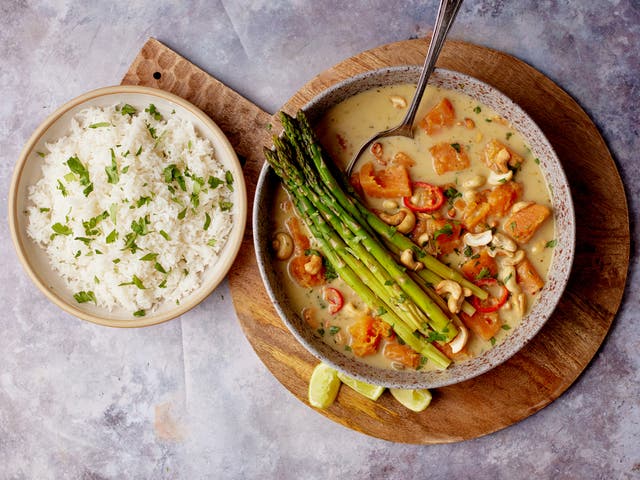 <p>Vegan Thai green curry: easy to make and full of refreshing flavours </p>