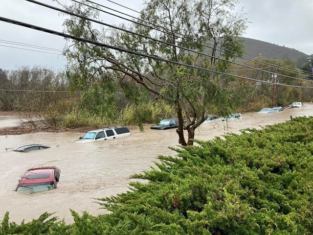 Se ven automóviles sumergidos en aguas de inundación en Morro Bay, California, el 9 de enero de 2023
