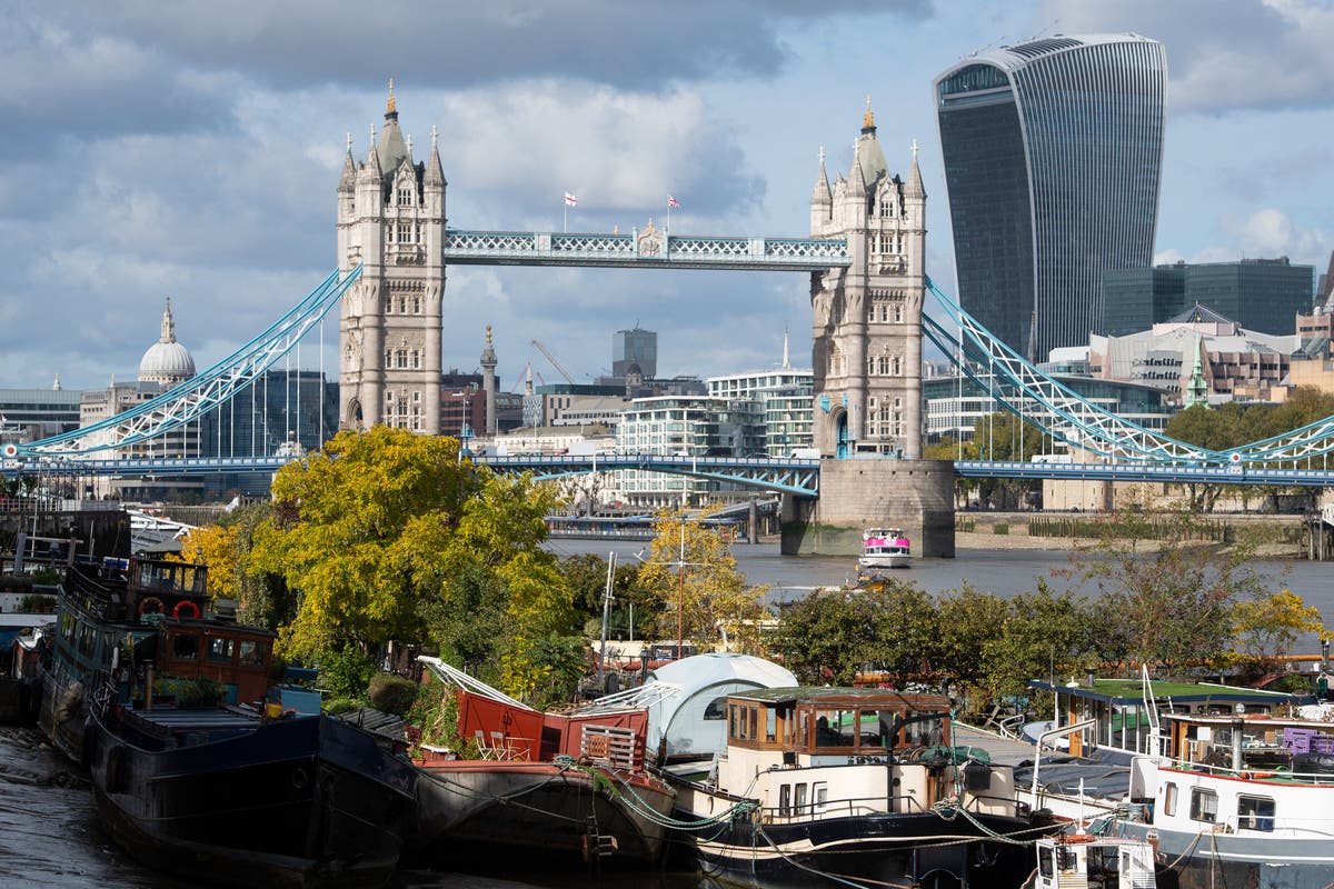 FTSE 100 closes in the red for first time this year