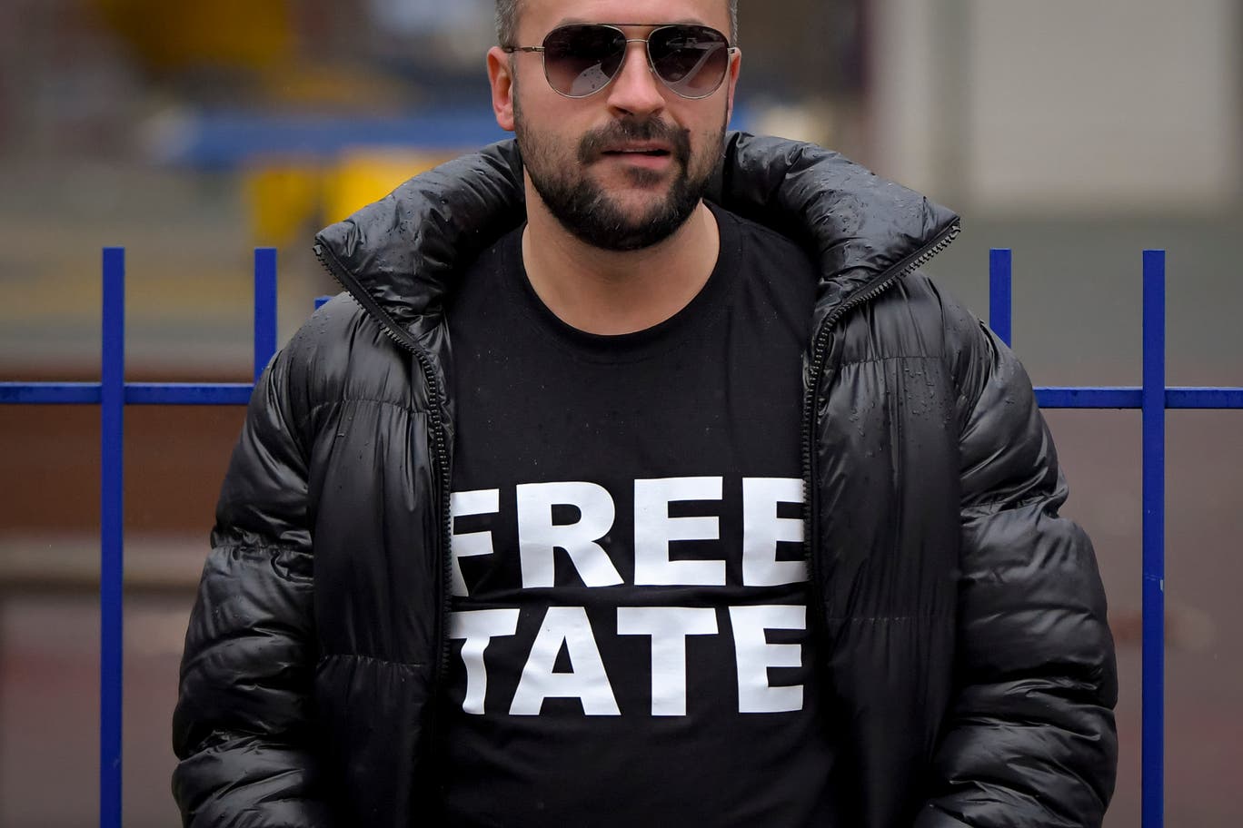 

<p></noscript>En mann står utenfor lagmannsretten under høringene for Tate -brødrene</p>
<p>“bredde =” ” /> <img src=