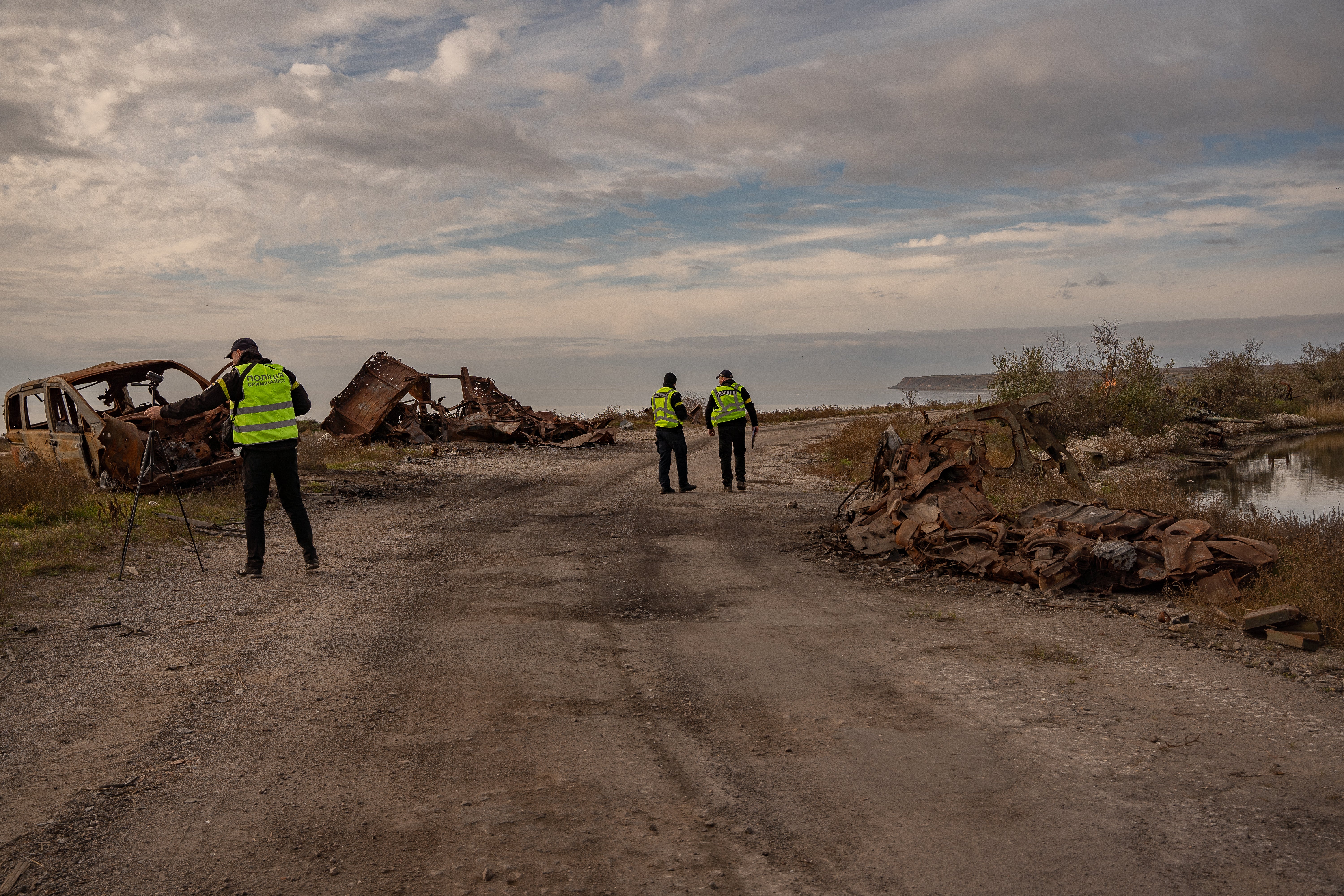 Ukrainian investigators begin gathering evidence of war crimes along the ‘highway of death’