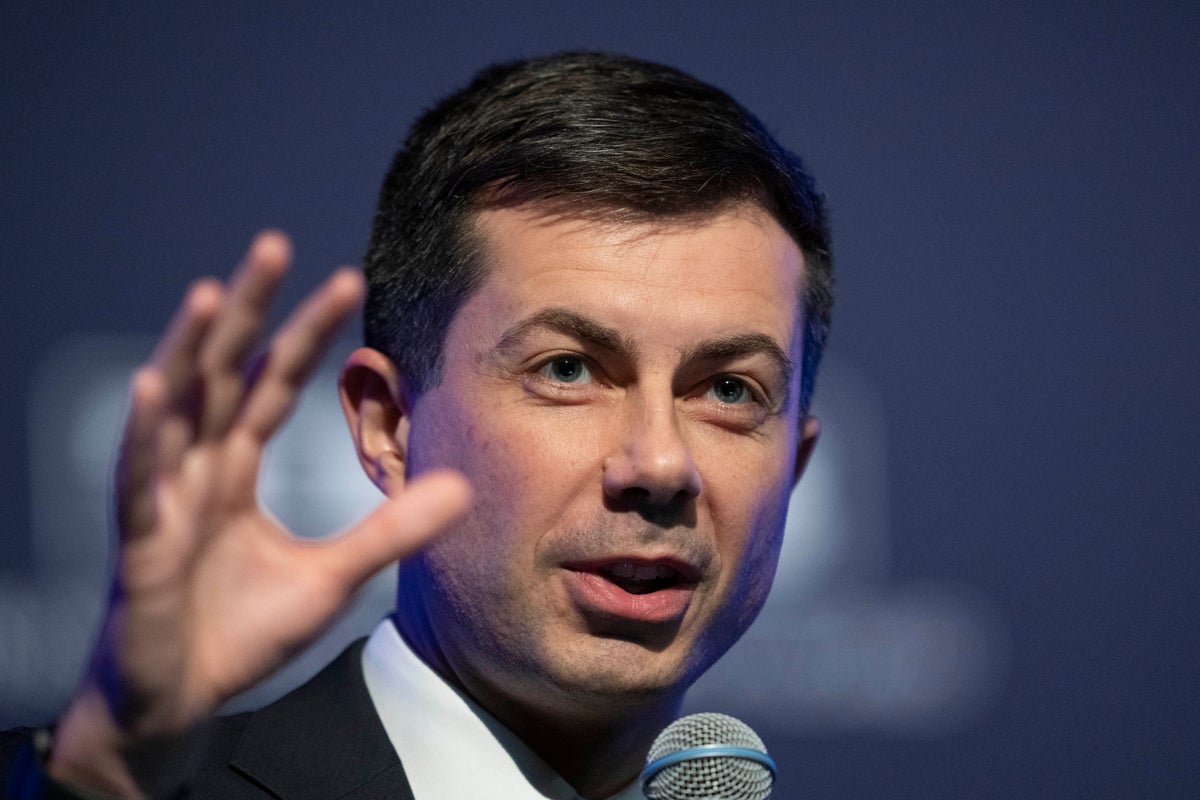 White House stands behind Buttigieg after fallout from airline disruptions