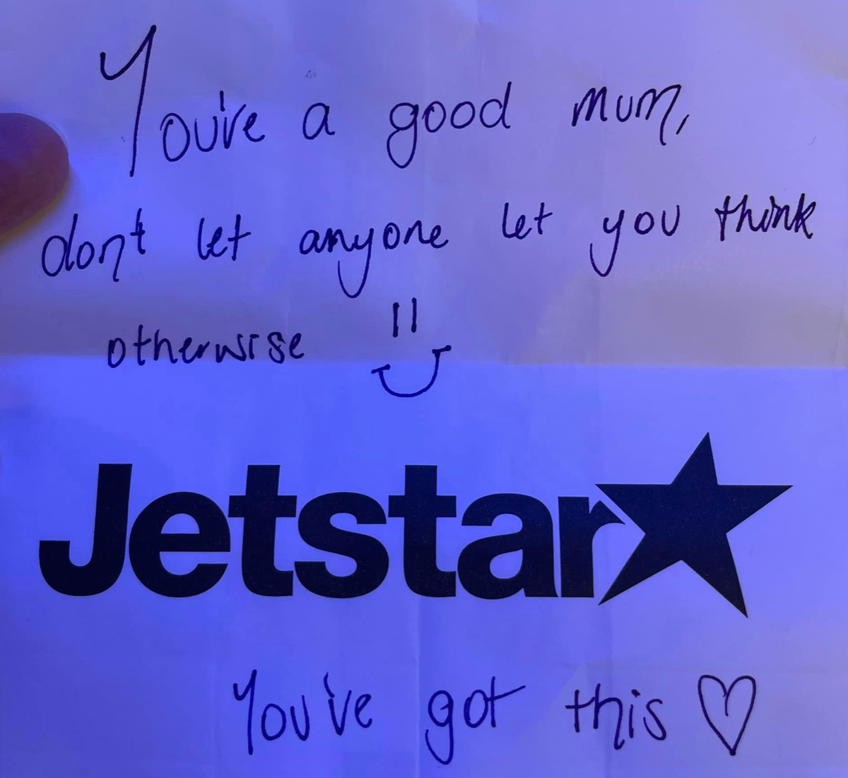 Stranger writes supportive note to mum flying alone with two kids