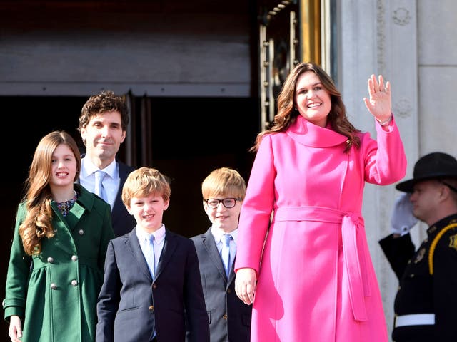 La gobernadora electa de Arkansas, Sarah Huckabee Sanders, es presentada con su esposo Brian y sus hijos Scarlett, George y Huck.