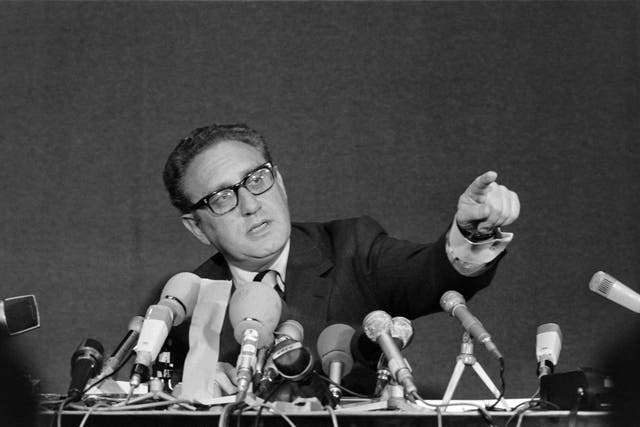 <p>US president Nixon’s special advisor Henry Kissinger points during a press conference, after the final communique on the implementation of the Vietnam Peace Accords, signed by Kissinger and the North Vietnamese delegation leader, Le Duc Tho, on 13 June 1973 in Paris</p>