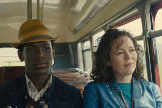 <p>Micheal Ward y Olivia Colman en ‘Empire of Light’</p>