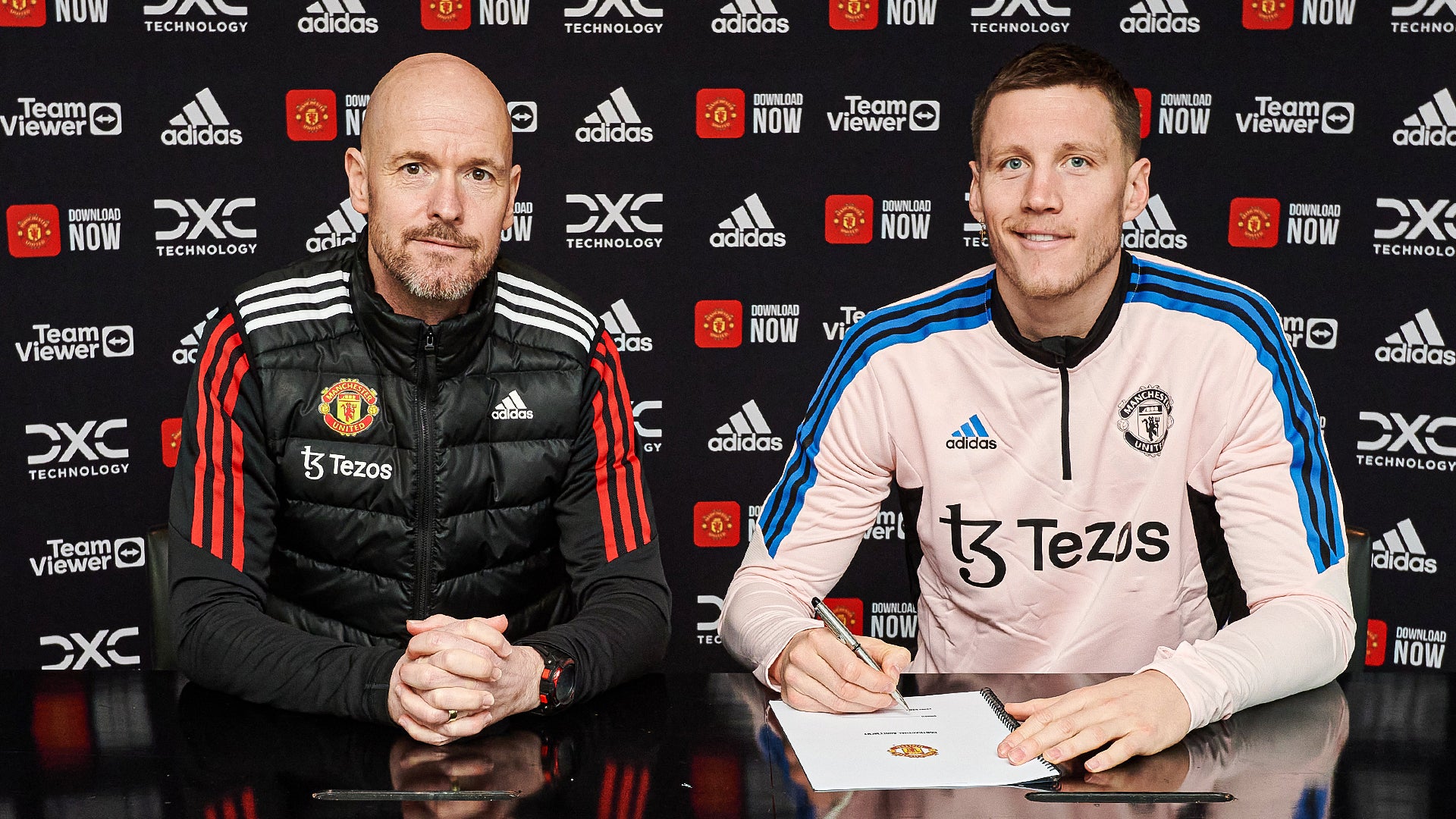 Wout Weghorst, right, poses with Manchester United manager Erik ten Hag