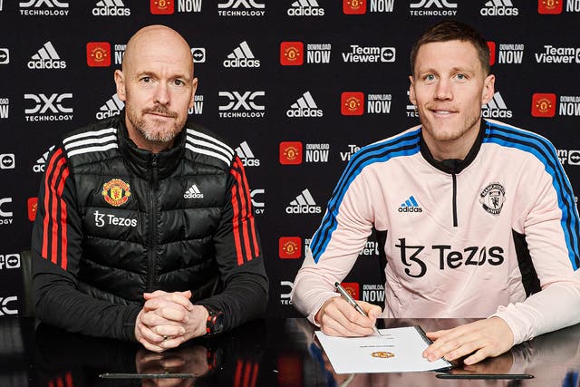 <p>Wout Weghorst, right, poses with Manchester United manager Erik ten Hag</p>