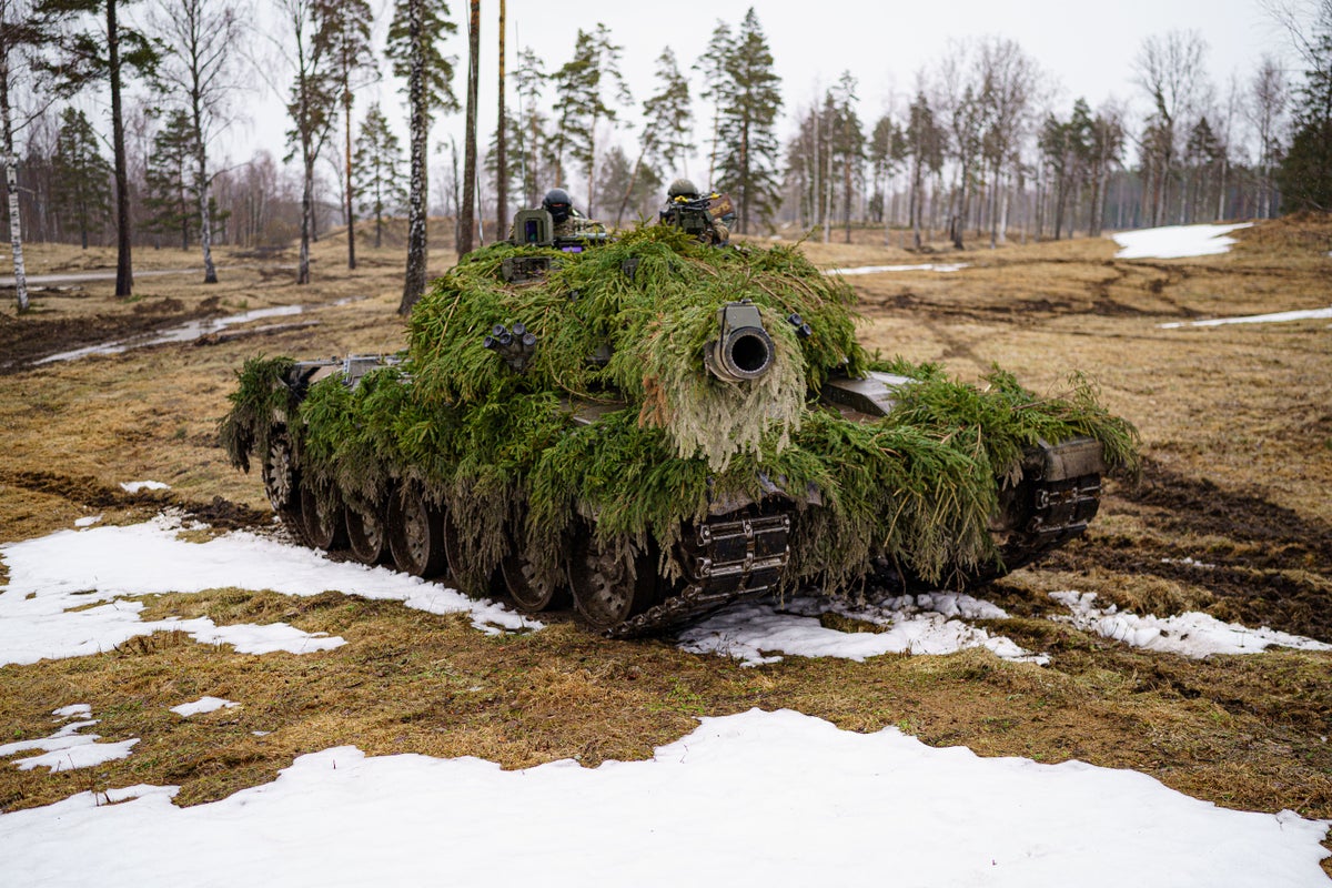 Sunak offers Ukraine British Challenger 2 tanks to help push back Russian troops
