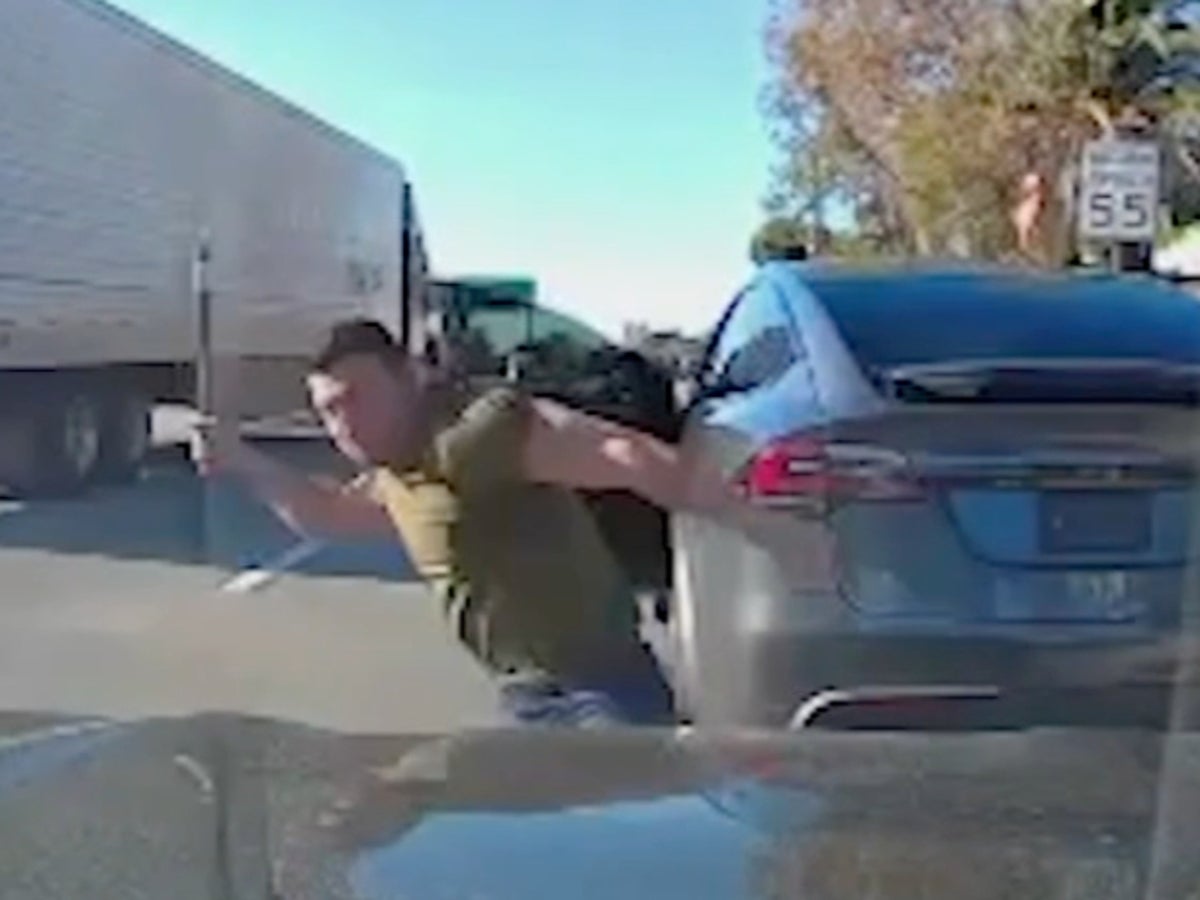 Tesla sürücüsü, Güney Kaliforniya'da büyüyen trafik kazaları listesinin merkezinde yer alıyor