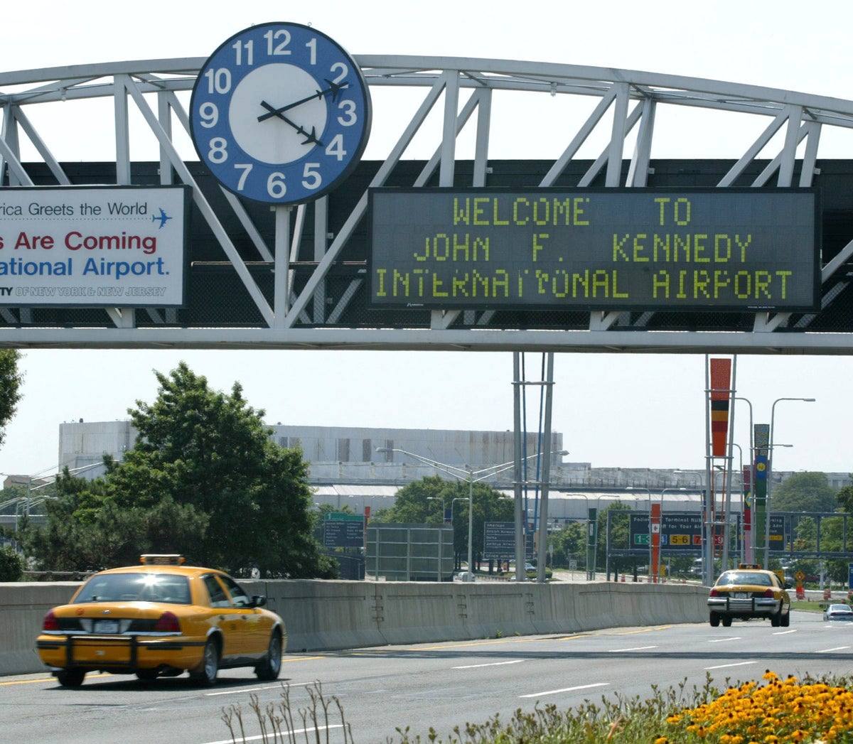 Safety investigators subpoena pilots over close call at JFK