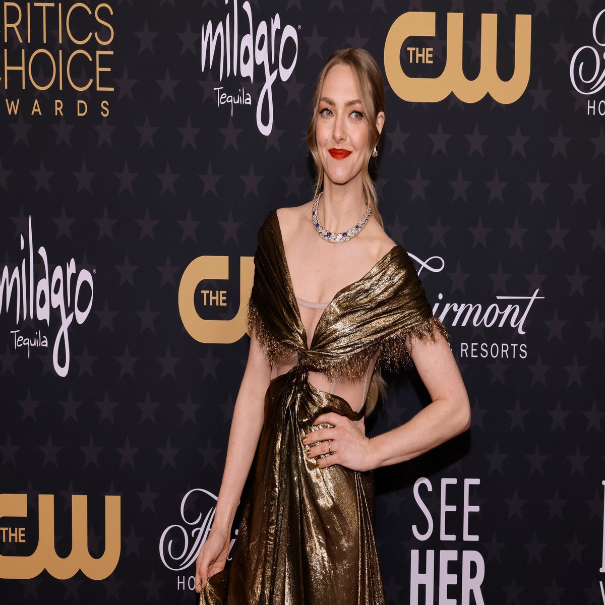 Amanda Seyfried Takes Home Critics Choice Win for 'The Dropout' Dressed  Like a Golden Statue