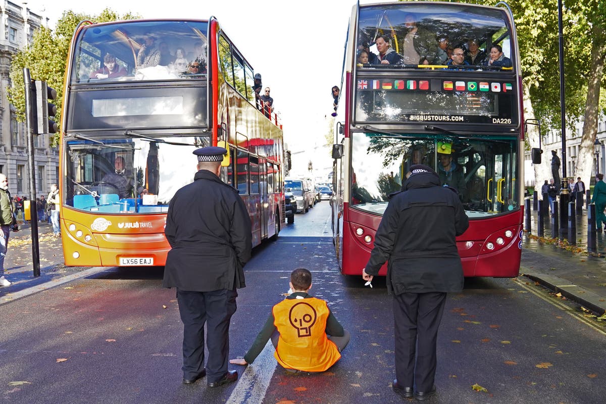 Starmer criticises Sunak&rsquo;s plans for extra police powers to tackle protesters